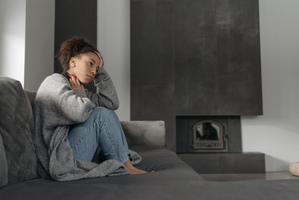 Mujer viviendo el duelo emocional de un diagnóstico de diabetes